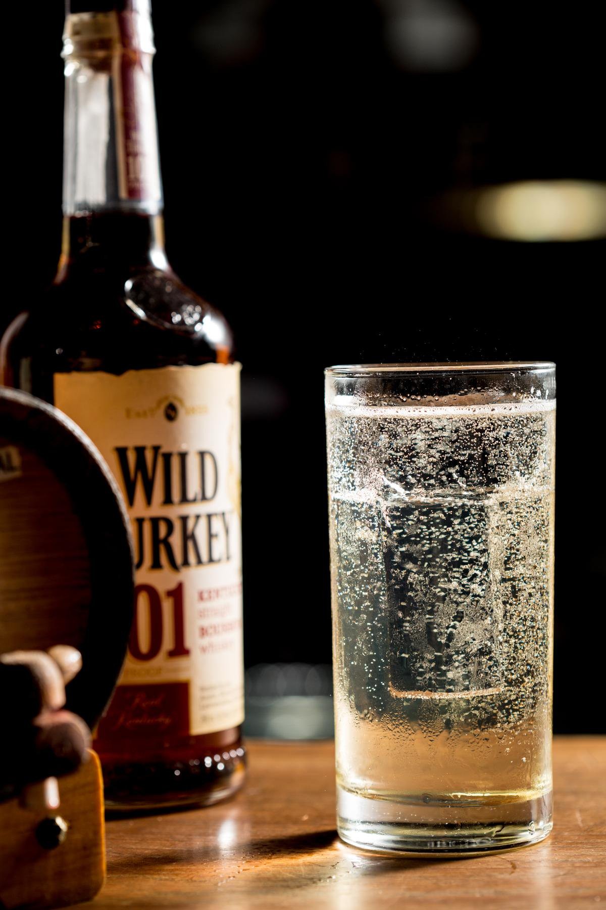 經典調酒High Ball，選用歷史悠久的Wild Turkey波本更添硬派氣息。
