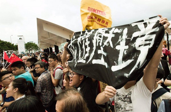 ▲▼香港眾志成員在升旗禮上示威,慘遭愛國人士吐口水「回禮」。（圖／翻攝自香港眾志香港眾志 Demosistō臉書）