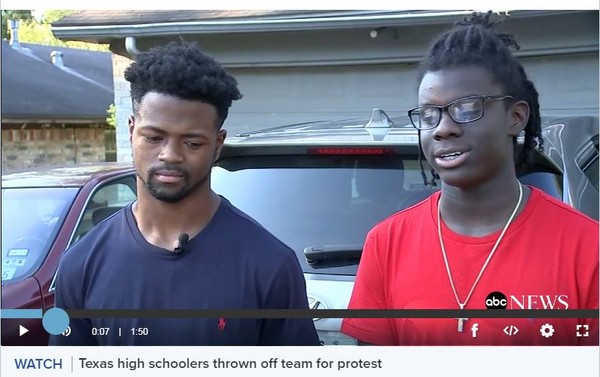▲▼兩名高中美式足球隊員因為下跪抗議被開除。（圖／翻攝ABC網站）