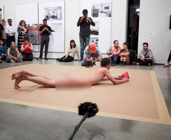 ▲▼巴西藝術家赤裸躺在地上，邀請觀眾隨便觸碰他，引起爭議。（圖／翻攝自atravestv IG）