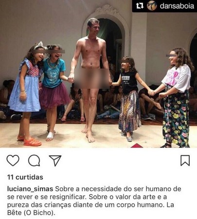 ▲▼巴西藝術家赤裸躺在地上，邀請觀眾隨便觸碰他，引起爭議。（圖／翻攝自Artur Salles‏推特）