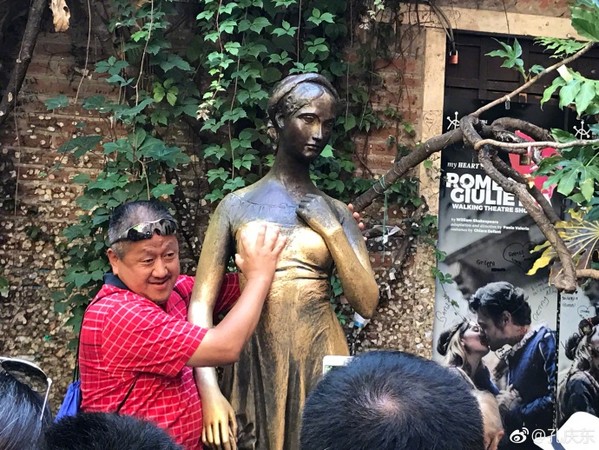 ▲▼北京大學教授孔慶東撫摸茱麗葉雕像右胸，引起爭議。（圖／翻攝自孔慶東微博）