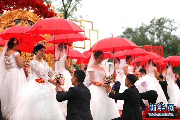 青島29對新人舉行集體婚禮。（圖／翻攝自新華網）