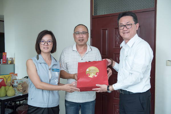 ▲新竹市政府和新竹國賓大飯店合作，捐贈200盒月餅給本市200戶弱勢家庭。