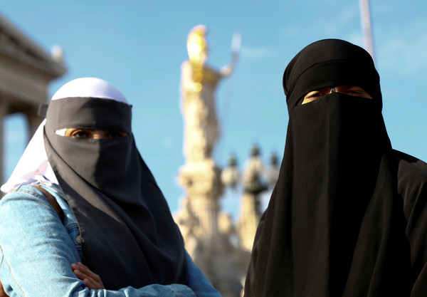 ▲▼奧地利警察強制穆斯林女性摘面紗，人權團體抗議。（圖／路透社）