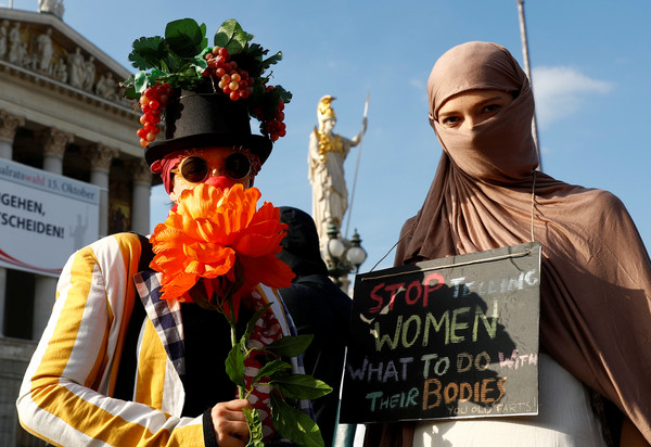 ▲▼奧地利警強制穆斯林女性摘面紗，人權團體抗議。（圖／路透社）