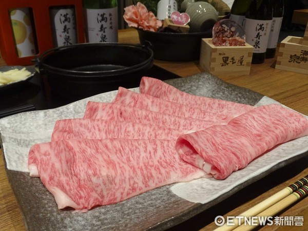 ▲乾杯集團，A5最高等級日本宮崎牛薄切沙朗壽喜燒。首批登台日本宮崎牛冷藏物流車（圖／乾杯集團提供)