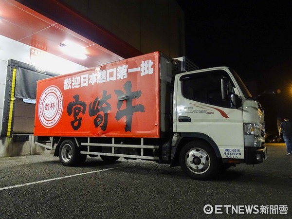 ▲乾杯集團，A5最高等級日本宮崎牛薄切沙朗壽喜燒。首批登台日本宮崎牛冷藏物流車（圖／乾杯集團提供)