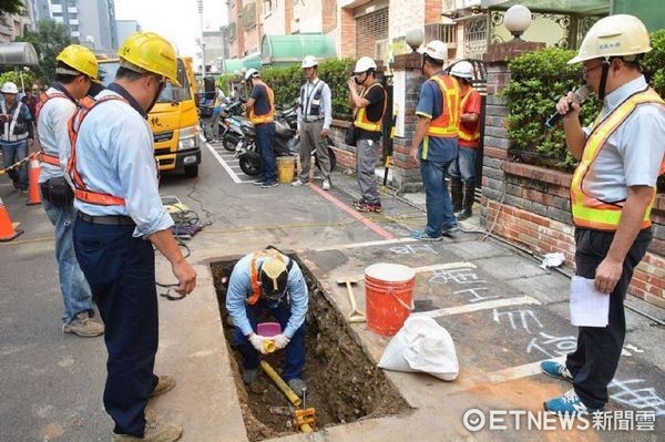 ▲桃園區污水下水道BOT計畫管線挖損事件，進行防災演練。（圖／桃園市政府提供）