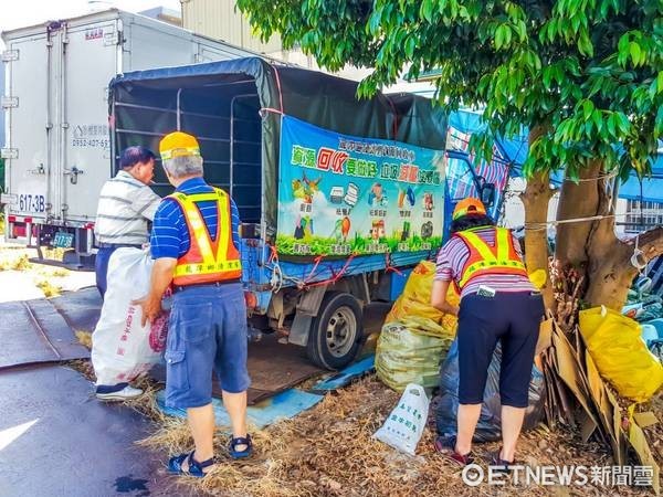 ▲無名氏行善贈物資，桃園環保局代送資收大軍好過節。（圖／環保局提供）