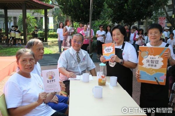 ▲桃園市政府社會局於蘆竹區舉行「認知休憩站揭牌暨106年桃園市失智症照顧通發表」。（圖／社會局提供）