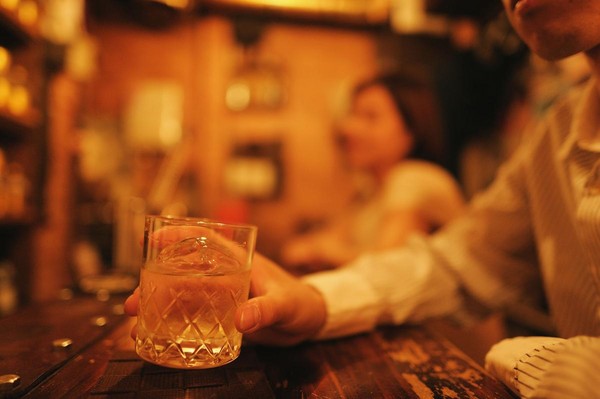 對照服務內容統一的連鎖居酒屋，年輕世代認為，傳統的日式小酒吧較具特色，能夠好好聊天沈澱心情。（東方IC）
