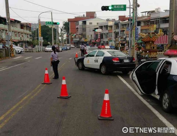 ▲台南市警新營分局，要求所屬員警處理交通事故時，應確實開啟警示燈、擺設交通錐等，落實交通事故安全管制區作為，以維護執勤員警及民眾生命財產安全。（圖／警方提供）