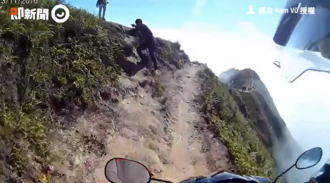 從影片看來真的超級危險，極限運動的感覺！網友Nam Vũ在臉書上傳一則影片，內容是一位民眾在越南的「龍脊之地」騎車，用「第一視角」的拍攝方式，讓整部影片看起來很緊張，更多了臨場感！（圖／ETNEWS）