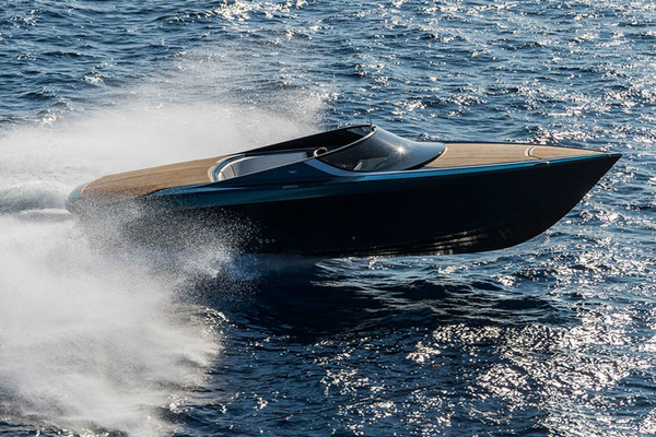 ▲Aston Martin超豪華遊艇實船現身！千匹馬力水上飆。（圖／翻攝自Aston Martin）