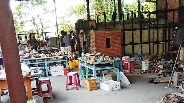 陶瓷系的柴燒窯是地方產業界與藝術家捐贈，如今只剩1個窯在用。