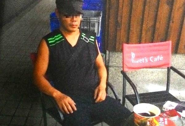 偷完超商在門口吃泡麵　警一分鐘逮天兵賊