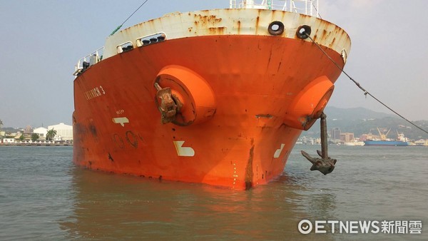 ▲▼「永富3號」撞左營軍艦。（圖／高雄港務分公司授權提供）