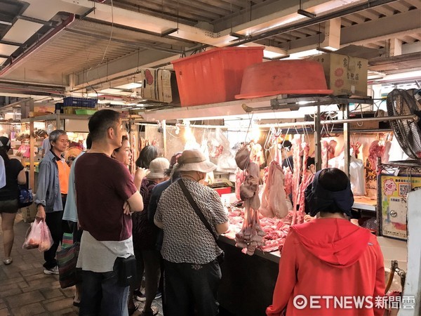 花蓮市五個公有零售市場舉辦聯合促銷活動，為期一個月時間，消費滿額即可集點兌換摸彩券，有機會抽中機票及家電等大獎。（圖／花蓮市公所提供）