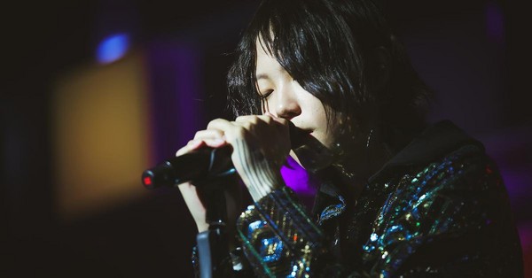 日前竇靖童在北京舉辦《Kids Only》音樂分享會,開場秀出民族鼓。(銀魚提供)