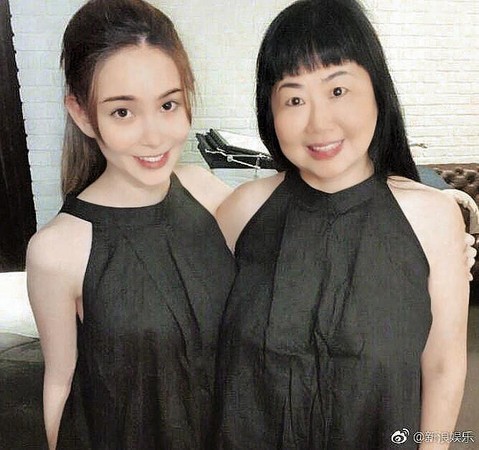 昆凌和昆媽都是很懂得進退的女人，昆媽極力阻止葉惠美把「銀根」交出。（新浪娛樂提供）