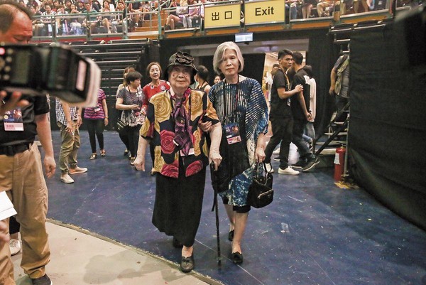 周杰倫的媽媽葉惠美及94歲的外婆在首場就現身演唱會，問起周杰倫就眉開眼笑。
