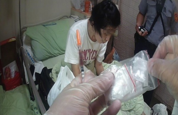 女毒蟲42歲看起來像62歲，住院還掏針自捅，嚇壞巡房護理師。（圖／翻攝畫面）