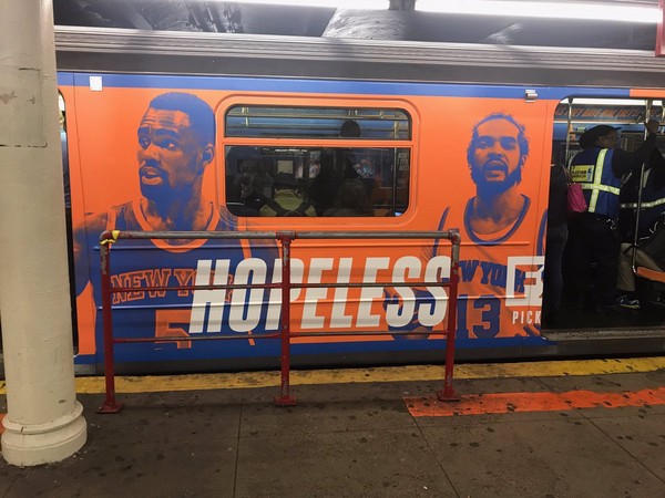 ▲紐約地鐵上充滿狂損尼克的廣告。（圖／翻攝自推特）