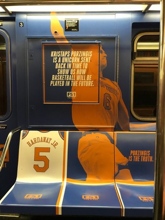 ▲紐約地鐵上充滿狂損尼克的廣告。（圖／翻攝自推特）