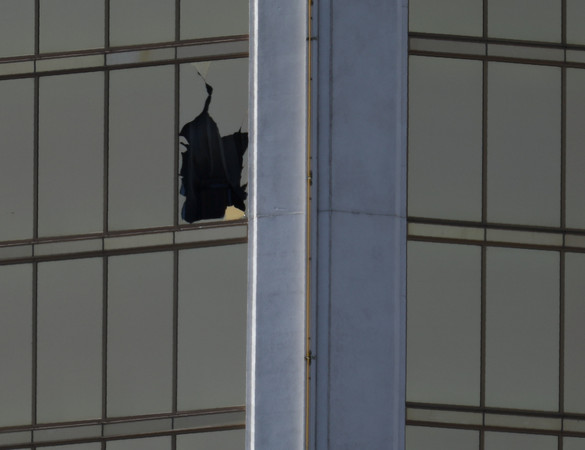 ▲▼「賭城」槍擊案的兇手帕多克選擇在飯店32樓房間掃射地面人群，該房間窗戶破碎，格外顯眼。（圖／路透社）