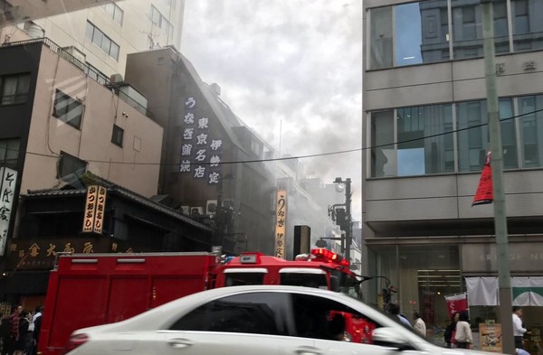 ▲▼日本橋一棟建築物冒出黑煙。（圖／翻攝自Twitter／災害ニュース）