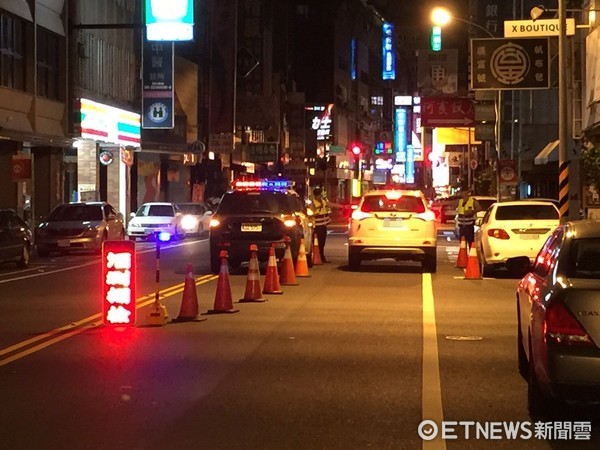 ▲中秋節、國慶連假，台南市警二分局連續針對夜間轄內景點、重要路段及青少年經常聚集場所加強防制作為，提高勤務部署密度，以維護用路人安全環境。（圖／警方提供）