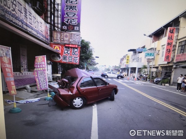 ▲台南市安平區安北路茂記豆花店附近，發生汽車疑追撞路旁2輛汽車、2輛機車的交通事故。（圖／記者林悅翻攝）