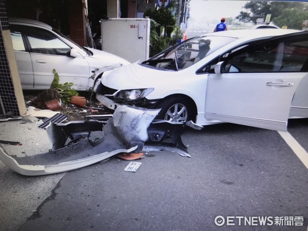 ▲2部白色轎車受損嚴重。（圖／記者林悅翻攝）