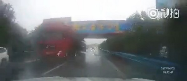 ▲▼中國女三寶在高速公路逆向，引發連環車禍。（圖／翻攝自秒拍）