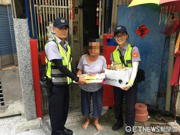▲▼屏東警分局民生所巡佐高福文、女警陳柔安在中秋節前夕探訪羅婦，贈予民生物資。（圖／記者莊智勝翻攝）
