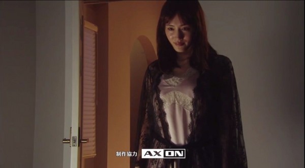 ▲綾瀨遙黑色蕾絲睡衣，性感破表。（圖／翻攝自《NTV》直播）
