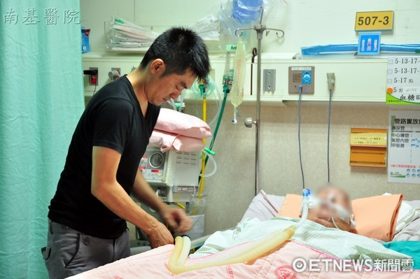 南投縣38歲現役志願役軍人阿楨4年來幾乎每晚都會到醫院，幫中風的媽媽做復健。（圖／南基醫院提供）