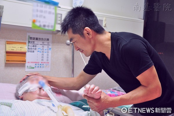 南投縣38歲現役志願役軍人阿楨4年來幾乎每晚都會到醫院，幫中風的媽媽做復健。（圖／南基醫院提供）