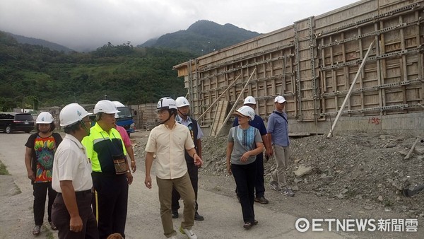 台東縣長黃健庭中秋節當天赴災後遷建部落巡視工地，與當地族人意見交流，共同度過一個溫馨感恩的中秋夜晚。（圖／台東縣政府提供）