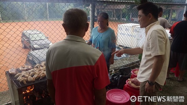 台東縣長黃健庭中秋節當天赴災後遷建部落巡視工地，與當地族人意見交流，共同度過一個溫馨感恩的中秋夜晚。（圖／台東縣政府提供）