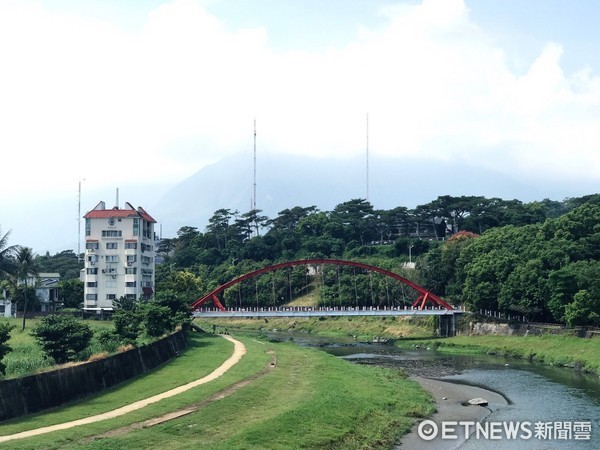 為避免民眾追求刺激攀爬菁華橋頂，花蓮市公所加強周邊明示禁止攀爬等舉動的公告，違反者將依社會秩序維護法第71條辦理，經勸阻不聽者，可處新台幣6000元以下罰鍰。（圖／花蓮市公所提供）