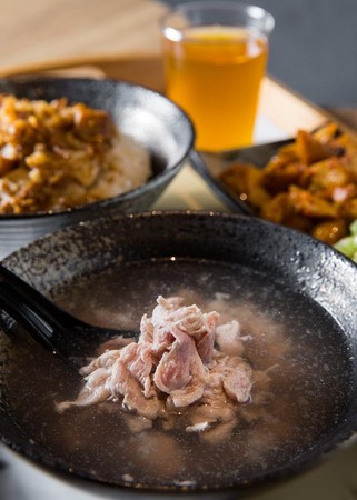 「現沖小里肌」靈感來自台南牛肉湯，冷藏小里肌切成薄片以高湯現沖汆燙，湯清肉甜，十分清爽。（250元／套餐，假日限定）
