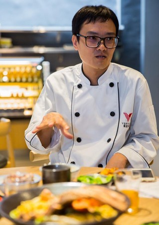 主廚侯宗汶的父親是中餐廚師，從小接觸中式料理，退伍後投入西餐，廚藝年資近20年。