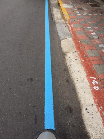▲▼ 路面這筆直「藍線」用途長知識了！　網疑：要我們騎在藍和紅中間嗎（圖／翻攝自「爆料公社」）