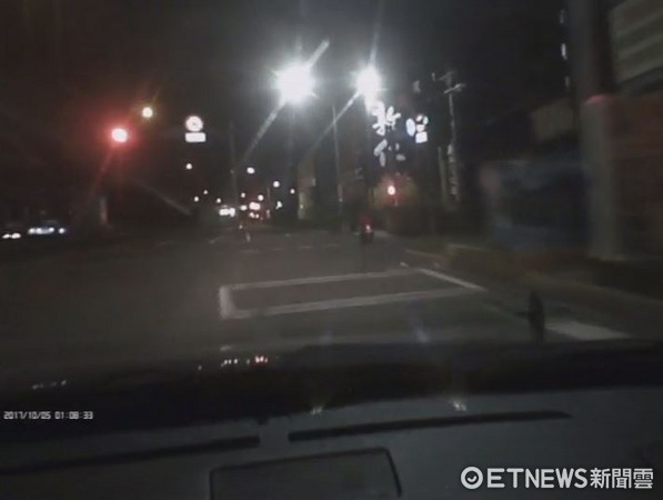 ▲▼黃姓男子拒檢撞上警車，警車車牌也遭撞壞。（圖／記者陳豐德翻攝）