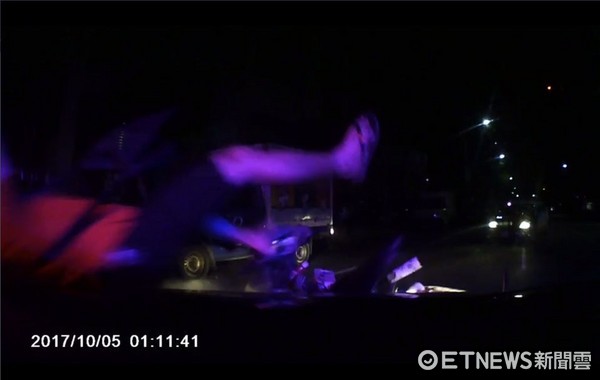 ▲▼黃姓男子拒檢撞上警車，警車車牌也遭撞壞。（圖／記者陳豐德翻攝）