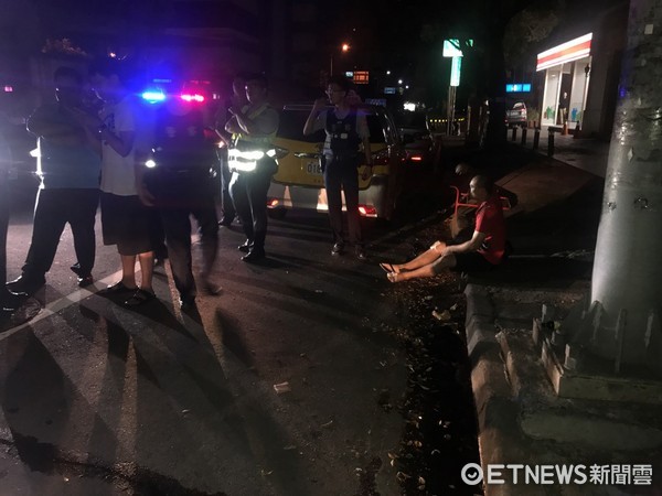 ▲▼黃姓男子拒檢撞上警車，警車車牌也遭撞壞。（圖／記者陳豐德翻攝）