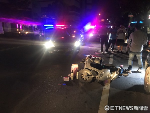 ▲▼黃姓男子拒檢撞上警車，警車車牌也遭撞壞。（圖／記者陳豐德翻攝）