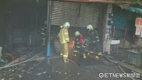 台東市博愛路492號5日上午驚傳火警，現場救出3人均無明顯外傷，分別送台東馬偕及台東醫院急救。（圖／台東縣消防局提供）